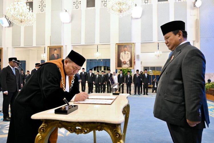Presiden Prabowo Subianto menyaksikan penandatanganan berita acara pengucapan sumpah Suharto sebagai Wakil Ketua Mahkamah Agung (MA) Bidang Yudisial di Istana Negara, Jakarta, pada Senin, 25 Agustus 2025.