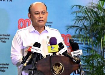 Kepala BGN Dadan Hindayana memberikan keterangan pers usai rapat tertutui di Istana Merdeka, Jakarta, pada Selasa, 12 Agustus 2025.