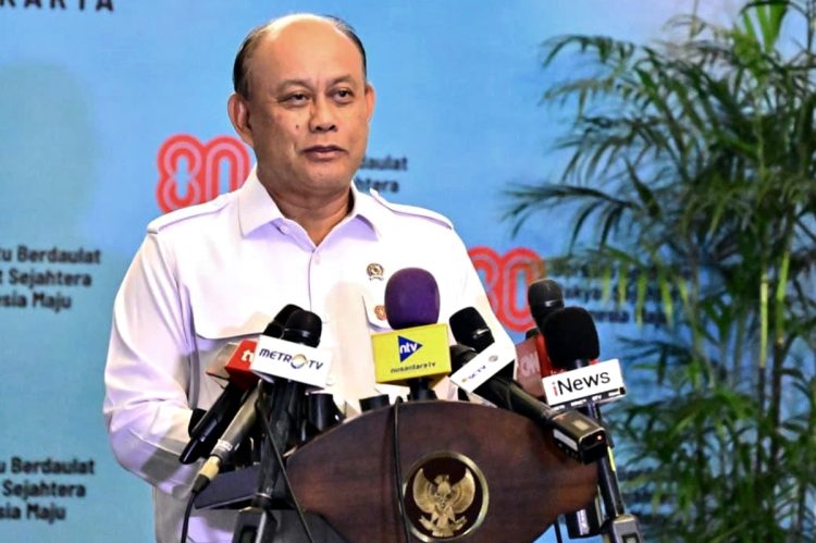 Kepala BGN Dadan Hindayana memberikan keterangan pers usai rapat tertutui di Istana Merdeka, Jakarta, pada Selasa, 12 Agustus 2025.