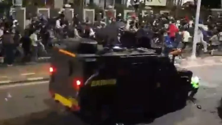 Seorang pengmudi ojol terlindas mobil Barracuda saat demo 28 Agustus 2025. Istana angkat bicara/tangkapan layar