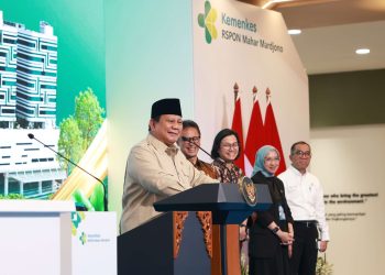 Presiden Prabowo Subianto (kiri) memberikan sambutan saat acara peresmian Gedung Layanan Terpadu dan Institut Neurosains Nasional Rumah Sakit Pusat Otak Nasional (RS PON) Prof. Dr. dr. Mahar Mardjono di Jakarta, Selasa (26/8/2025). Tim Media Presiden Prabowo Subianto.