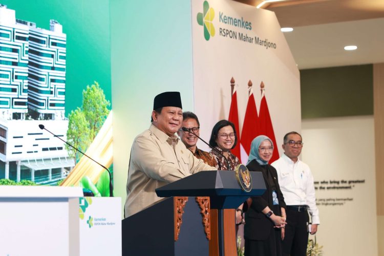 Presiden Prabowo Subianto (kiri) memberikan sambutan saat acara peresmian Gedung Layanan Terpadu dan Institut Neurosains Nasional Rumah Sakit Pusat Otak Nasional (RS PON) Prof. Dr. dr. Mahar Mardjono di Jakarta, Selasa (26/8/2025). Tim Media Presiden Prabowo Subianto.
