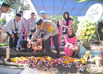 Arsip- Kapolda Jabar Irjen Pol Rudi Setiawan saat berziarah kepada salah satu korban pesta rakyat di Kabupaten Garut, Jawa Barat.DOk Polda Jabar