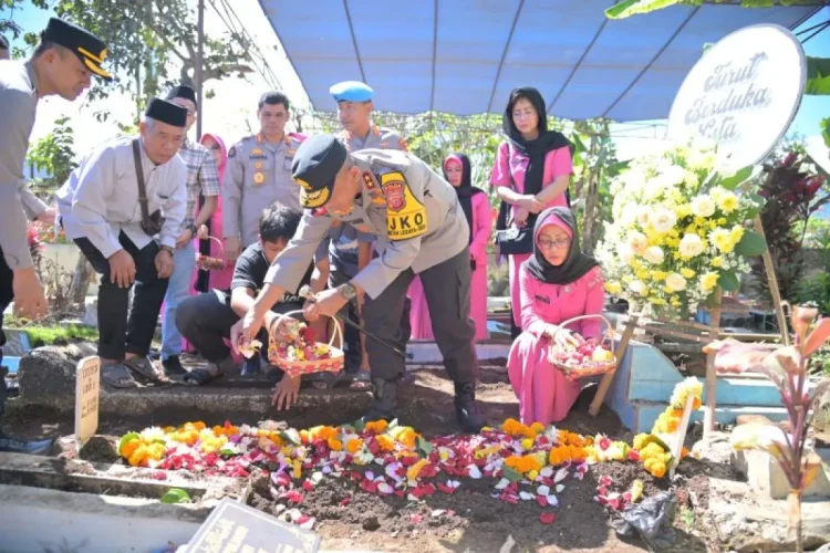 Arsip- Kapolda Jabar Irjen Pol Rudi Setiawan saat berziarah kepada salah satu korban pesta rakyat di Kabupaten Garut, Jawa Barat.DOk Polda Jabar