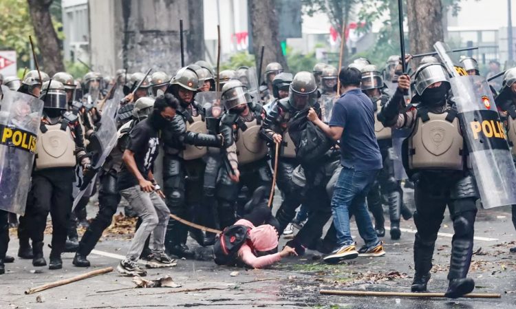 Tindakan Aparat Kepolisian pada massa aksi buruh 28 Agustus (dok Institute for Criminal Justice Reform)
