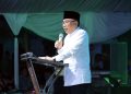 Ketua PBNU Yahya Cholil Staquf saat memberikan sambutannya pada Haul Pondok Buntet Pesantren di Cirebon, Sabtu malam (2/8/2025).