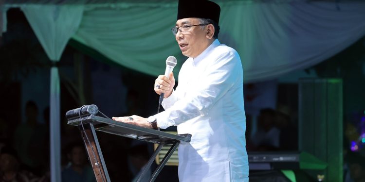 Ketua PBNU Yahya Cholil Staquf saat memberikan sambutannya pada Haul Pondok Buntet Pesantren di Cirebon, Sabtu malam (2/8/2025).