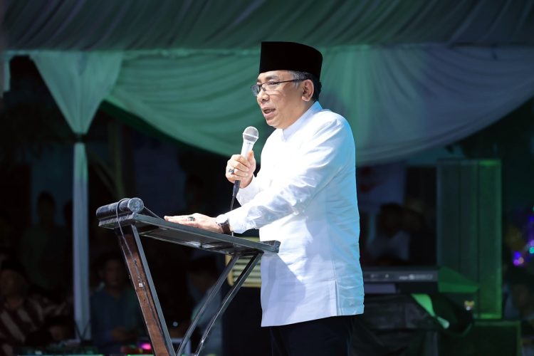 Ketua PBNU Yahya Cholil Staquf saat memberikan sambutannya pada Haul Pondok Buntet Pesantren di Cirebon, Sabtu malam (2/8/2025).