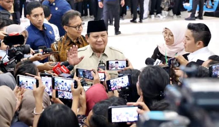 Presiden RI Prabowo Subianto menyampaikan keterangan seusai meresmikan Gedung Layanan Terpadu dan Institut Neurosains Nasional RS Pusat Otak Nasional Mahar Mardjono, Cawang, Jakarta, Selasa (26/8/2025).