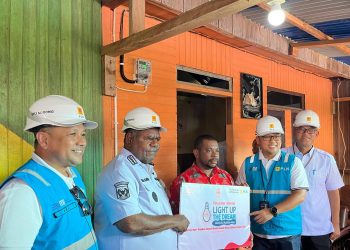 Gubernur Papua Barat Daya, Elisa Kambu (kedua dari kiri) berfoto bersama salah satu penerima manfaat program Light Up The Dream (LUTD) pascapenyalaan simbolis listrik Program LUTD di Sorong, Papua Barat Daya pada Rabu (20/8).