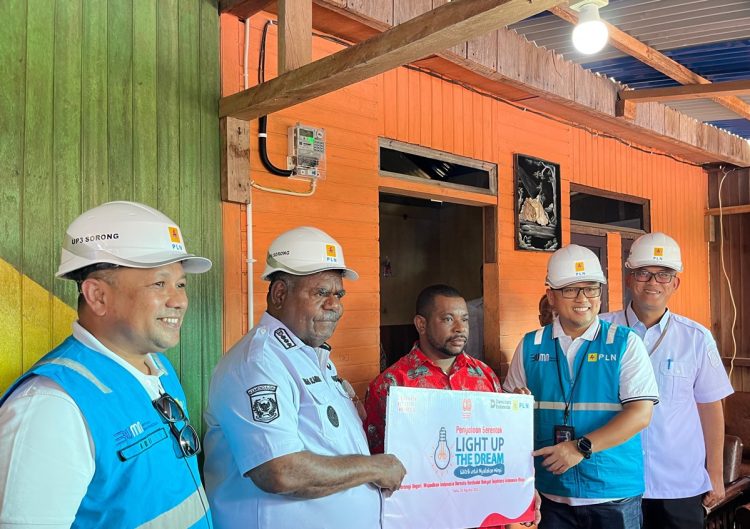 Gubernur Papua Barat Daya, Elisa Kambu (kedua dari kiri) berfoto bersama salah satu penerima manfaat program Light Up The Dream (LUTD) pascapenyalaan simbolis listrik Program LUTD di Sorong, Papua Barat Daya pada Rabu (20/8).