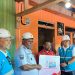 Gubernur Papua Barat Daya, Elisa Kambu (kedua dari kiri) berfoto bersama salah satu penerima manfaat program Light Up The Dream (LUTD) pascapenyalaan simbolis listrik Program LUTD di Sorong, Papua Barat Daya pada Rabu (20/8).
