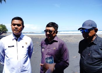 Bupati Garut, Abdusy Syakur Amin, mendampingi Sekretaris Ditjen Perikanan Tangkap KKP RI, Ridwan Mulyana, melaksanakan pengecekan wilayah untuk pembangunan pelabuhan yang berlokasi di Pantai Cidora, Desa Purbayani, Kecamatan Caringin, Kamis (21/8/2025).