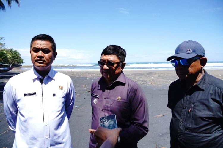 Bupati Garut, Abdusy Syakur Amin, mendampingi Sekretaris Ditjen Perikanan Tangkap KKP RI, Ridwan Mulyana, melaksanakan pengecekan wilayah untuk pembangunan pelabuhan yang berlokasi di Pantai Cidora, Desa Purbayani, Kecamatan Caringin, Kamis (21/8/2025).