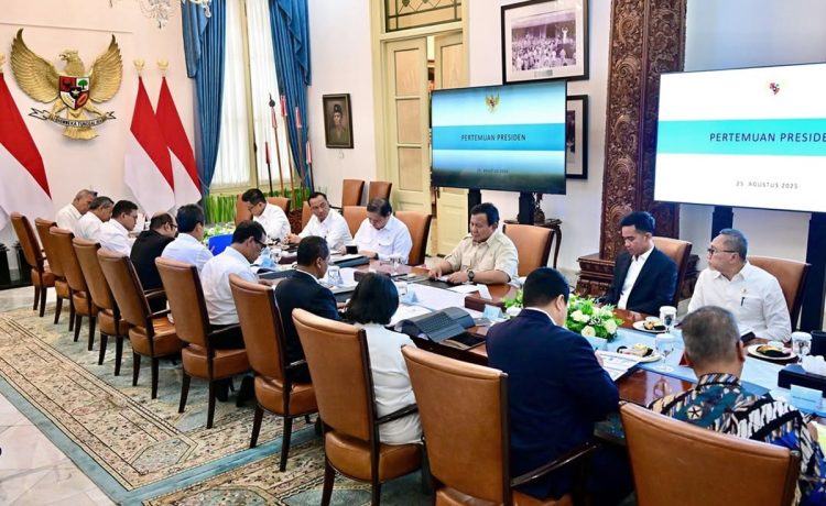 Presiden Prabowo Subianto memimpin ratas bersama Wapres Gibran Rakabuming dan sejumlah menteri Kabinet Merah Putih di Istana Merdeka, Jakarta, Senin (25/08/2025)