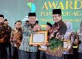 Bupati Mamasa, Welem Sambolangi, menerima Penais Award 2025 dari Kementerian Agama RI