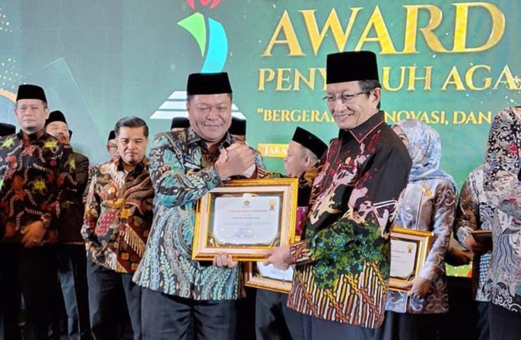 Bupati Mamasa, Welem Sambolangi, menerima Penais Award 2025 dari Kementerian Agama RI