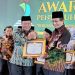 Bupati Mamasa, Welem Sambolangi, menerima Penais Award 2025 dari Kementerian Agama RI