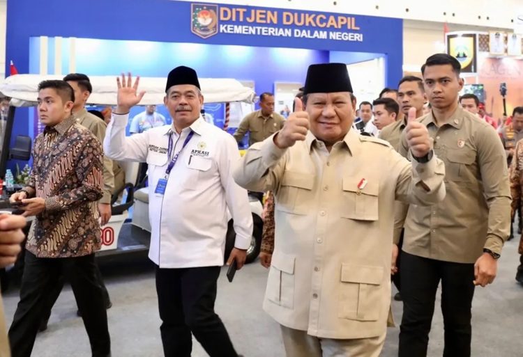 Presiden Prabowo Subianto bersama Ketua Umum Apkasi Bursah Zarnubi dalam pembukaan Apkasi Otonomi Expo (AOE) 2025 di ICE BSD City, Kabupaten Tangerang, Banten, Kamis (28/8/2025).