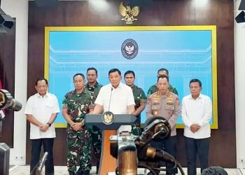 Menteri Pertahanan Sjafrie Sjamsoeddin memberikan keterangan pers terkait dengan arahan Presiden Prabowo Subianto, di Istana Merdeka, Jakarta, Minggu (31/8/2025)