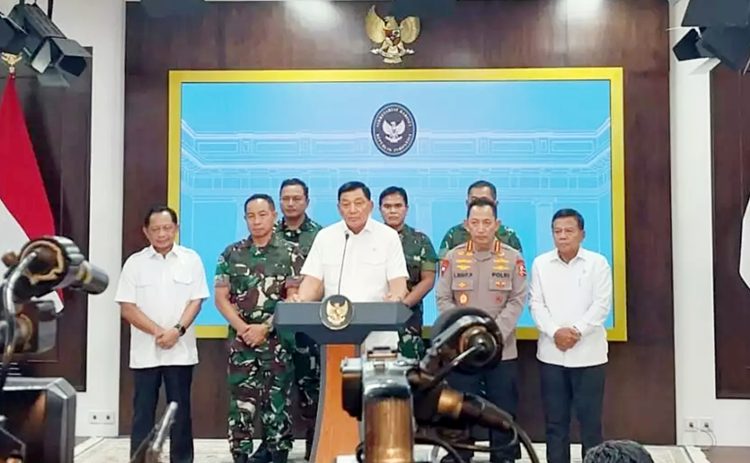 Menteri Pertahanan Sjafrie Sjamsoeddin memberikan keterangan pers terkait dengan arahan Presiden Prabowo Subianto, di Istana Merdeka, Jakarta, Minggu (31/8/2025)