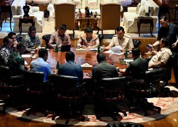 Presiden RI, Prabowo Subianto saat memimpin rapat terbatas bersama sejumlah menteri Kabinet Merah Putih di Hambalang, Bogor, pada 16 Maret 2025 (Foto: IG@sekretariatkabinet)