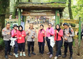 Ibu Kapolda Jabar Jadi Satu-Satunya Ketua Bhayangkari Tembus Puncak Gunung Ciremai