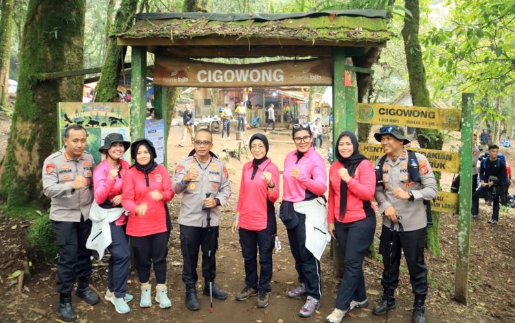 Ibu Kapolda Jabar Jadi Satu-Satunya Ketua Bhayangkari Tembus Puncak Gunung Ciremai