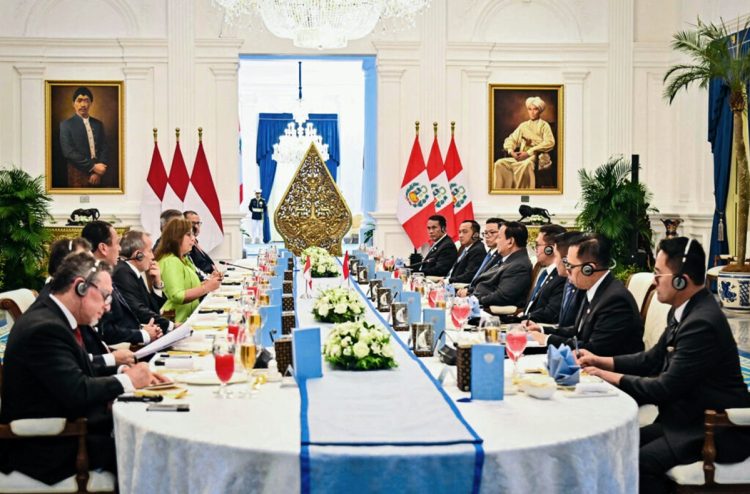 Presiden RI, Prabowo Subianto dan Presiden Republik Peru, Dina Ercilia Boluarte Zegarra, menggelar pertemuan working lunch bersama delegasi masing-masing negara di Istana Merdeka, Jakarta, pada Senin, 11 Agustus 2025