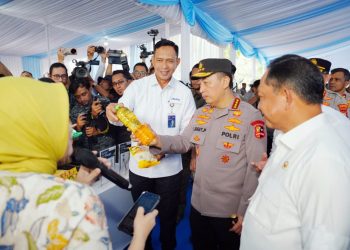 Kapolri Jenderal Listyo Sigit Prabowo menghadiri Kick Off GPM serentak se-Indonesia di Kantor Bulog Jakarta, Kelapa Gading, Jakarta Utara, Kamis (14/8/2025).