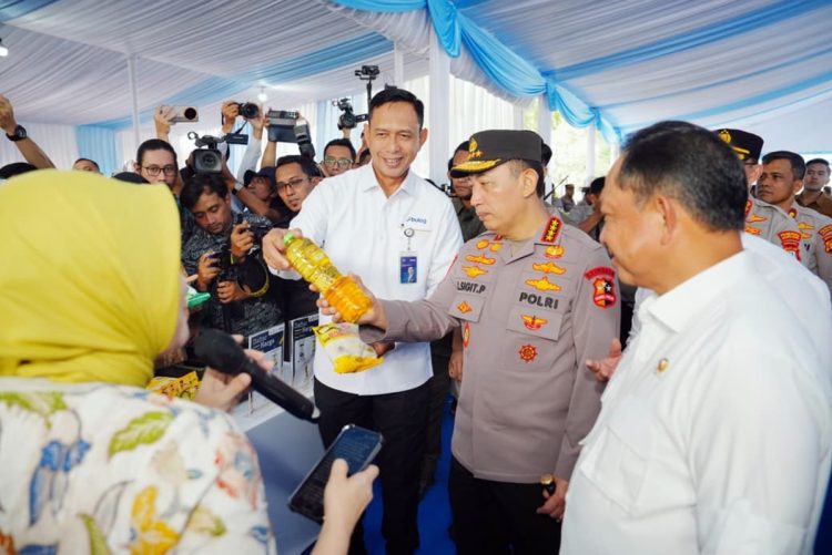 Kapolri Jenderal Listyo Sigit Prabowo menghadiri Kick Off GPM serentak se-Indonesia di Kantor Bulog Jakarta, Kelapa Gading, Jakarta Utara, Kamis (14/8/2025).