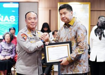 Menteri PKP, Maruarar Sirait memberikan penghargaan guna mengapresiasi para tokoh dan mitra kerja yang berperan dalam pelaksanaan Program 3 Juta Rumah di Kantor Kementerian PKP, Wisma Mandiri II, Jakarta, Senin (25/8/2025).