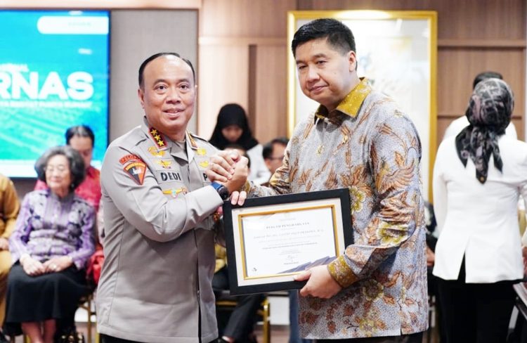 Menteri PKP, Maruarar Sirait memberikan penghargaan guna mengapresiasi para tokoh dan mitra kerja yang berperan dalam pelaksanaan Program 3 Juta Rumah di Kantor Kementerian PKP, Wisma Mandiri II, Jakarta, Senin (25/8/2025).