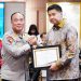 Menteri PKP, Maruarar Sirait memberikan penghargaan guna mengapresiasi para tokoh dan mitra kerja yang berperan dalam pelaksanaan Program 3 Juta Rumah di Kantor Kementerian PKP, Wisma Mandiri II, Jakarta, Senin (25/8/2025).