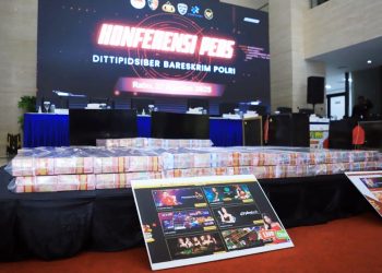 Konferensi Pers Dittipidsiber Bareskrim Polri bersama PPATK, Kemenko Polhukam, dan Kemenkominfo pengungkapan sindikat judi online berskala nasional dan internasional di Gedung Awaloedin Djamin, Bareskrim Polri, Jakarta, Rabu (27/8/2025).
