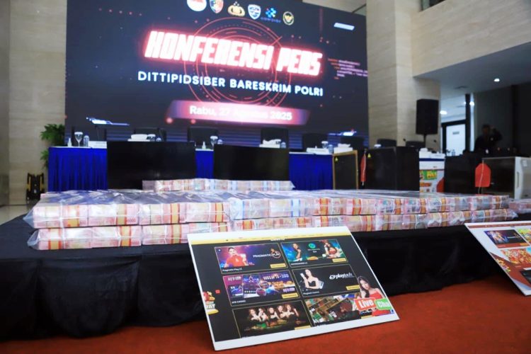 Konferensi Pers Dittipidsiber Bareskrim Polri bersama PPATK, Kemenko Polhukam, dan Kemenkominfo pengungkapan sindikat judi online berskala nasional dan internasional di Gedung Awaloedin Djamin, Bareskrim Polri, Jakarta, Rabu (27/8/2025).