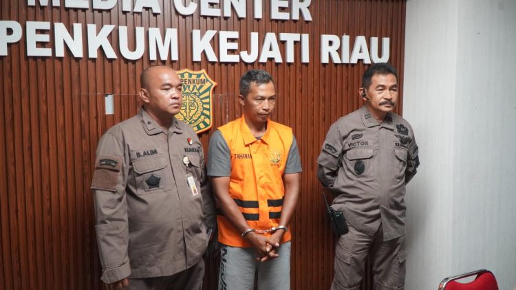 Tim Tangkap Buron (Tabur) Kejaksaan Tinggi (Kejati) Riau tangkap buron korupsi pengelolaan aset dan dana desa/Kejati Riau