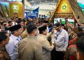 Presiden Prabowo Subianto mengunjungi stan pada Asosiasi Pemerintah Kabupaten Seluruh Indonesia (APKASI) Otonomi Expo Tahun 2025 di Nusantara Hall, Indonesia Convention Exhibition (ICE) BSD, Tangerang, Provinsi Banten, pada Kamis, 28 Agustus 2025. (Foto: BPMI Setpres)