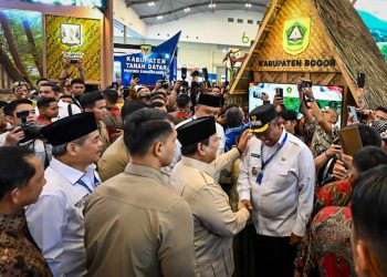 Presiden Prabowo Subianto mengunjungi stan pada Asosiasi Pemerintah Kabupaten Seluruh Indonesia (APKASI) Otonomi Expo Tahun 2025 di Nusantara Hall, Indonesia Convention Exhibition (ICE) BSD, Tangerang, Provinsi Banten, pada Kamis, 28 Agustus 2025. (Foto: BPMI Setpres)