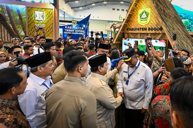 Presiden Prabowo Subianto mengunjungi stan pada Asosiasi Pemerintah Kabupaten Seluruh Indonesia (APKASI) Otonomi Expo Tahun 2025 di Nusantara Hall, Indonesia Convention Exhibition (ICE) BSD, Tangerang, Provinsi Banten, pada Kamis, 28 Agustus 2025. (Foto: BPMI Setpres)