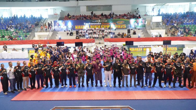 Plt. Kajati Riau Dedie Tri Hariyadi resmi membuka Kejuaraan Taekwondo Kajati Riau Cup II 2025 di GOR Remaja Pekanbaru. Lebih dari 1.000 atlet siap berlaga memperebutkan Piala Bergilir Kajati Riau!/IST