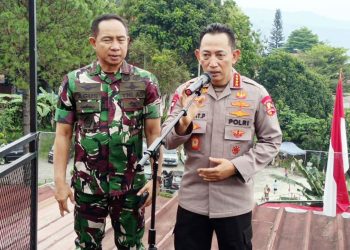 Panglima TNI Agus Subiyanto dan Kapolri Listyo Sigit Prabowo konferensi pers bersama di Resto Kopi koneng Desa Bojong koneng, Kecamatan Babakan Madang, Kabupaten Bogor, Jawa Barat, Sabtu (30/8/2025)