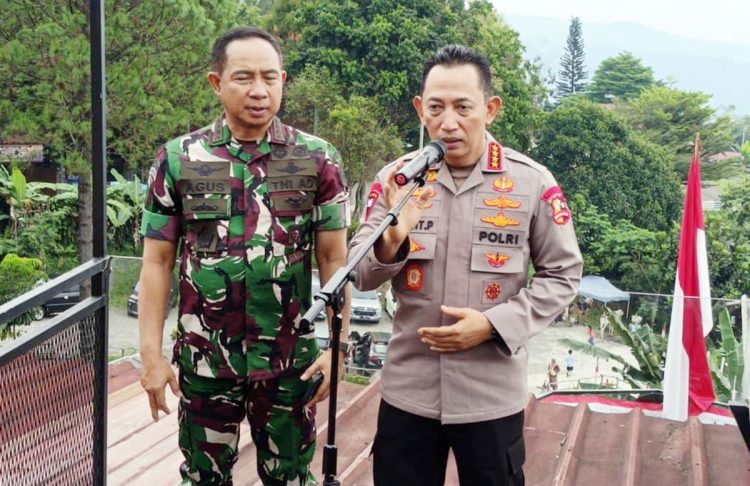Panglima TNI Agus Subiyanto dan Kapolri Listyo Sigit Prabowo konferensi pers bersama di Resto Kopi koneng Desa Bojong koneng, Kecamatan Babakan Madang, Kabupaten Bogor, Jawa Barat, Sabtu (30/8/2025)