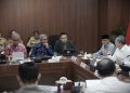 Ketua KPK, Setyo Budiyanto, bersama Menteri Koordinator Bidang Pangan, Zulkifli Hasan, dan sejumlah menteri terkait menghadiri rapat koordinasi Satuan Tugas Nasional Koperasi Merah Putih di Graha Mandiri, Jakarta, Selasa (5/8/2025).
(Foto: Dok. KPK)
