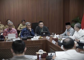 Ketua KPK, Setyo Budiyanto, bersama Menteri Koordinator Bidang Pangan, Zulkifli Hasan, dan sejumlah menteri terkait menghadiri rapat koordinasi Satuan Tugas Nasional Koperasi Merah Putih di Graha Mandiri, Jakarta, Selasa (5/8/2025).
(Foto: Dok. KPK)