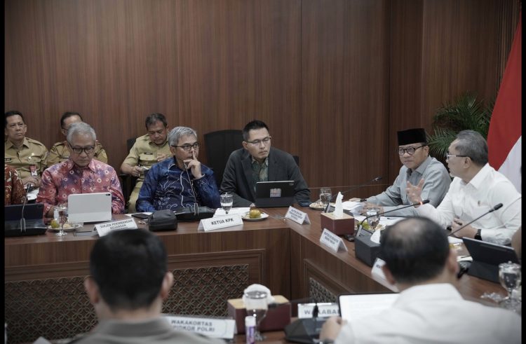 Ketua KPK, Setyo Budiyanto, bersama Menteri Koordinator Bidang Pangan, Zulkifli Hasan, dan sejumlah menteri terkait menghadiri rapat koordinasi Satuan Tugas Nasional Koperasi Merah Putih di Graha Mandiri, Jakarta, Selasa (5/8/2025).
(Foto: Dok. KPK)
