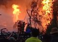 Tim gabungan Satpol PP dan BPBD Blora memadamkan api akibat kebakaran sumur minyak di desa Gandu Kecamatan Bogorejo/Dok. Info Publik