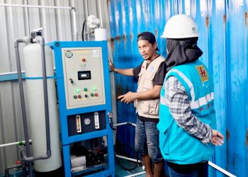 PLN hadirkan teknologi desalinasi bertenaga surya di Pulau Barrang Lompo, Makassar. Warga kini tak lagi harus menyeberang 13 km untuk mendapatkan air bersih. Inovasi ini mampu hasilkan 3.000 liter air per hari, kurangi emisi karbon, dan meraih penghargaan Platinum InTechSEA Awards 2025/PLN