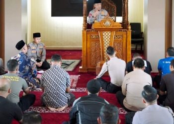 Kapolda Jabar Irjen Pol. Rudi Setiawan, S.I.K., S.H., M.H., memimpin kegiatan sholat ghoib dan doa bersama untuk Affan