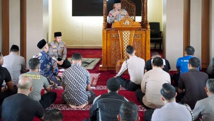 Kapolda Jabar Irjen Pol. Rudi Setiawan, S.I.K., S.H., M.H., memimpin kegiatan sholat ghoib dan doa bersama untuk Affan